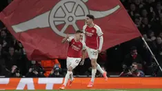 Arsenal gagal melanjutkan tren positifnya di Liga Inggris sebagai pemuncak klasemen sementara saat berlaga di kompetisi Eropa. Pada laga leg pertama babak perempatfinal Liga Champions 2023/2024, Rabu (10/4/2024) dini hari WIB The Gunners hanya mampu bermain imbang 2-2 menghadapi tamunya Bayern Munchen. Meski sempat unggul terlebih dahulu lewat gol Bukayo Saka pada menit ke-12, tuan rumah akhirnya justru tertinggal setelah tim tamu mencetak dua gol lewat Serge Gnabry (18') dan eksekusi penalti Harry Kane (32'). Leandro Trossard menjadi aktor penentu hasil imbang 2-2 dengan golnya pada menit ke-76. (AP Photo/Frank Augstein)