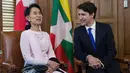 Penasehat negara Myanmar, Aung San Suu Kyi saat berbincang dengan Perdana Menteri Kanada, Justin Trudeau di Ottawa, Ontario, Kanada, (7/6). Pertemuan membahas kerjasama antar kedua negara. (Adrian Wyld/The Canadian Press via AP)