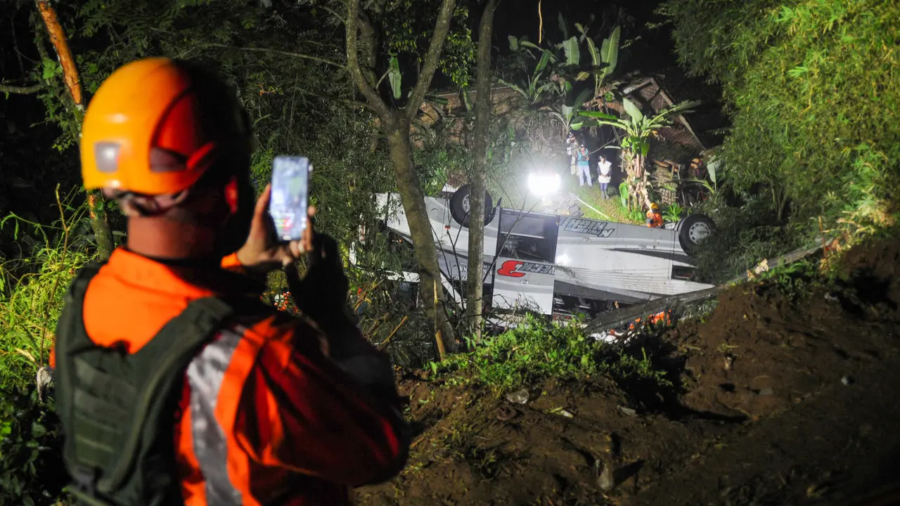 Proses Evakuasi Korban Kecelakaan Bus Sumedang