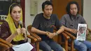 Anggota DPR RI Rieke Diah Pitaloka (kiri) menyampaikan keterangan mengenai BPJS bersama Ferry, ayah dari bayi Ryuji (tengah), Jakarta, Jumat (6/2/2015). (Liputan6.com/Andrian M Tunay)