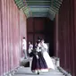 Seorang wanita mengenakan masker sebagai tindakan pencegahan terhadap virus corona mengambil foto temannya saat mereka mengunjungi Istana Gyeongbok untuk merayakan liburan Chuseok, Hari Thanksgiving versi Korea, di Seoul, Korea Selatan, Rabu (22/9/2021). ( AP Photo/Ahn Young-joon)