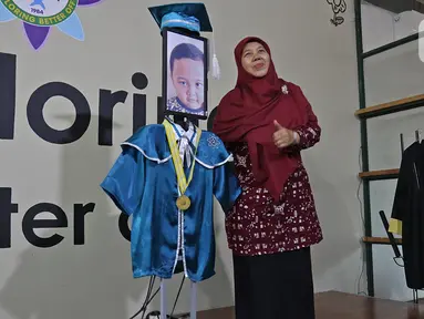 Kepala Sekolah berfoto dengan roboda (robot wisuda) saat wisuda virtual siswa Kelompok Bermain Taman Kanak-kanak (KB TK) Sekolah Nasional Satu di Bekasi, Rabu (1/07/2020). Sekolah menggunakan teknologi virtual dan roboda guna memudahkan prosesi wisuda selama Covid-19.(Liputan6.com/Herman Zakharia)