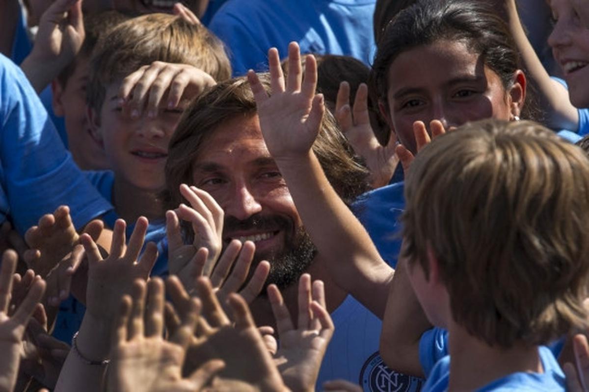 Keceriaan Pirlo bermain dengan junior New York City FC