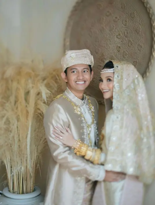 Pemotretan kali ini banyak warganet yang menyebut jika keduanya punya paras yang mirip. Unggahan Sabrina dibanjiri doa agar acara pernikahannya berjalan lancar. (Instagram/sabrinaagraini).