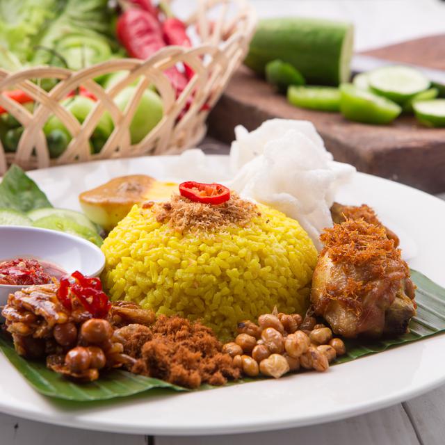 Resep Nasi Kuning Mengilap Dimasak di Rice Cooker - Lifestyle Fimela.com