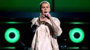 Penyanyi muda Justin Bieber memeriahkan ajang bergengsi Billboard Music Awards (BBMA) 2016 di T -Mobile Arena, Las Vegas, Minggu (22/5). Justin Bieber tampil casual mengenakan kaos, jaket dan celana jins robek (Kevin Winter/GETTY IMAGES NORTH AMERICA/AFP)