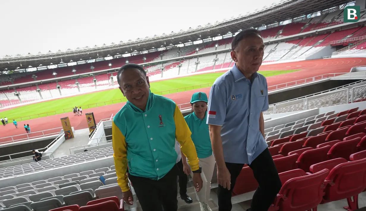 <p>Menteri Pemuda dan Olahraga Republik Indonesia, Zainudin Amali (kiri) dan Ketua Umum PSSI, Mochamad Iriawan berjalan meninggalkan acara hitung mundur 100 hari Piala Dunia U-20 2023 yang berlangsung di Stadion Utama Gelora Bung Karno (SUGBK), Jakarta, Kamis (09/02/2023). Piala Dunia U-20 2023 akan berlangsung pada 20 Mei 2023 mendatang di Indonesia. (Bola.com/Bagaskara Lazuardi)</p>