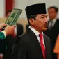 Kepala Lemsaneg Djoko Setiadi  disumpah jabatan saat pelantikan di Istana Negara, Jakarta, Jumat (8/1/2016). Jabatan Djoko Setiadi diperpanjang oleh Presiden Jokowi setelah sebelumnya menduduki posisi yang sama sejak 2011. (Liputan6.com/Faizal Fanani)