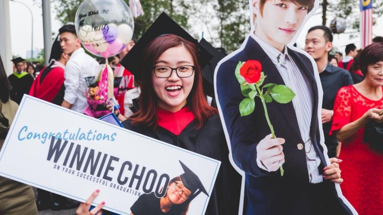 Mimpi Wanita Ini Terwujud Ketika Idola Kpop Datang di Kelulusannya