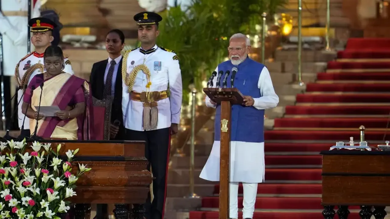 Narendra Modi, kanan, dilantik sebagai perdana menteri India oleh Presiden Droupadi Murmu, kiri, di Rashtrapati Bhavan, di New Delhi, India. [Manish Swarup/AP]