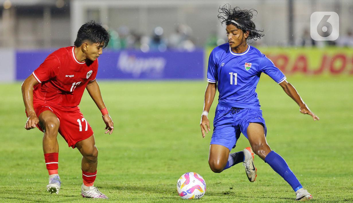 Tampil di hadapan publik sendiri, timnas Indonesia U-20 mencoba mengambil inisiatif bermain menyerang. (Liputan6.com/Angga Yuniar)