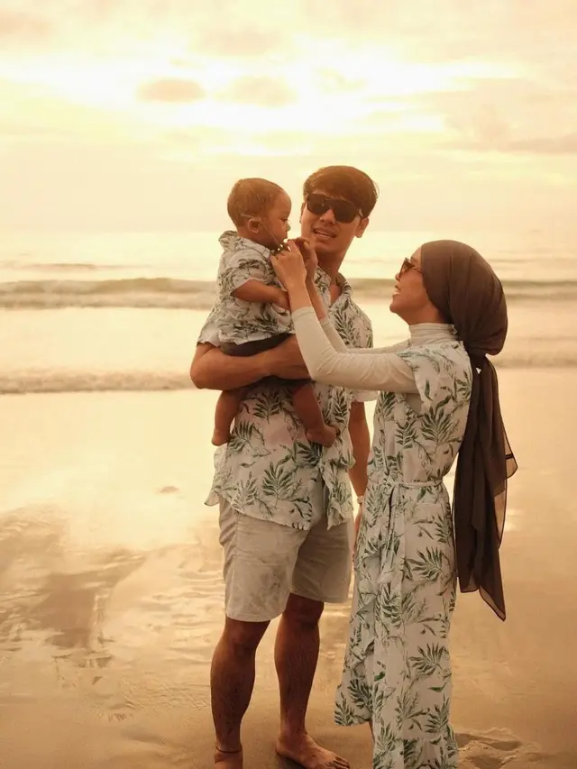 Rizky Billar dan Lesti sedang berlibur di pantai