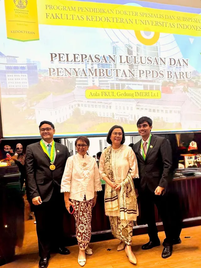 Anak sama-sama lulus dokter spesialis UI, momen kompak Sri Mulyani dan Retno Marsudi saat anak wisuda