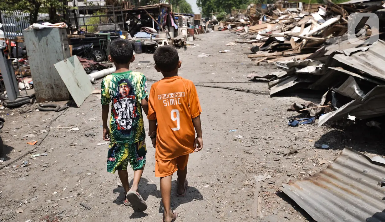 Anak-anak bermain di sekitar puing bangunan di Jalan Sunter Agung Perkasa VIII, Kecamatan Tanjung Priok, Jakarta Utara, Senin (18/11/2019). Warga korban penggusuran tersebut mayoritas bekerja sebagai penjual rongsokan. (merdeka.com/Iqbal S. Nugroho)