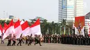 Atraksi serta tari daerah dipertunjukkan personel Polri dalam peringatan HUT Bhayangkara ke-71 di Lapangan Silang Monas, Jakarta, Senin (10/7). Acara ini menampilkan berbagai atraksi dari masing-masing kesatuan Polri. (Liputan6.com/Angga Yuniar)