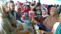 Walikota Tangerang Selatan Airin Rachmi Diany jualan minyak goreng di bazaar murah Lebaran. (Liputan6.com/Naomi Trisna)