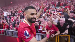 Pemain Liverpool, Mohamed Salah merayakan kemenangan timnya dengan para pendukung dalam laga lanjutan Liga Inggris 2024/2025 melawan Tottenham Hotspur di Anfiled, Liverpool, Inggris, Minggu (27/04/2025) waktu setempat. (AP Photo/Jon Super)