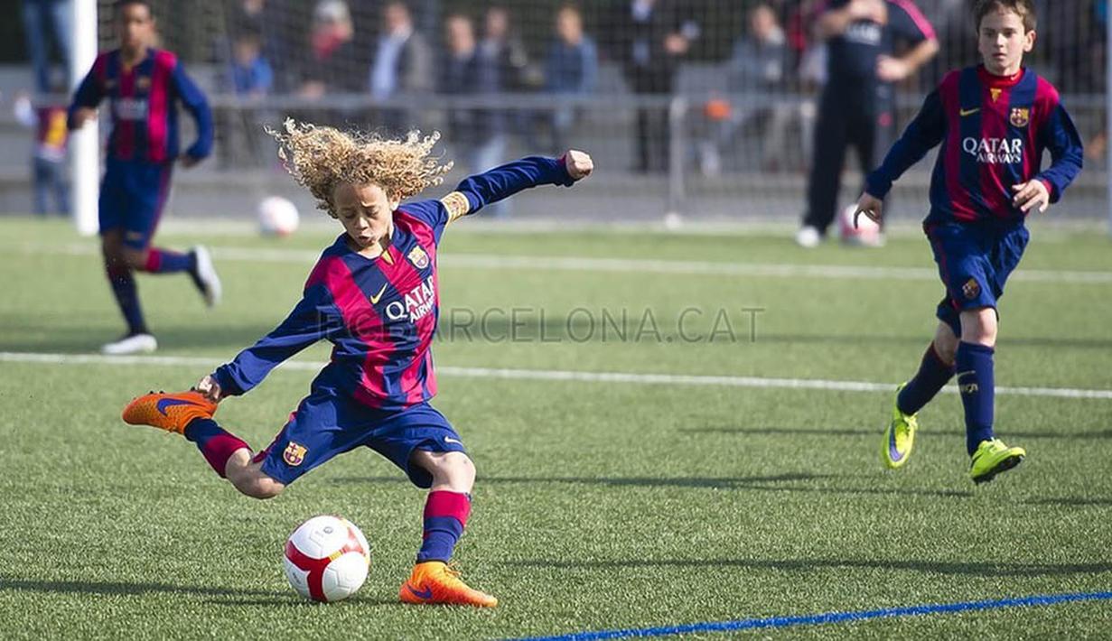Ayah Xavi Simons sendiri merupakan salah satu staf pelatih sepak bola di klub asal Belanda, Ajax Amsterdam. (Fcbbarcelona.cat)