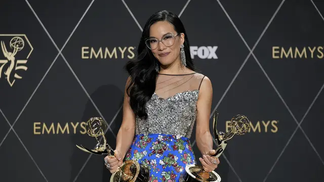 Ali Wong dalam Emmy Awards 2023. (AP Photo/Ashley Landis)