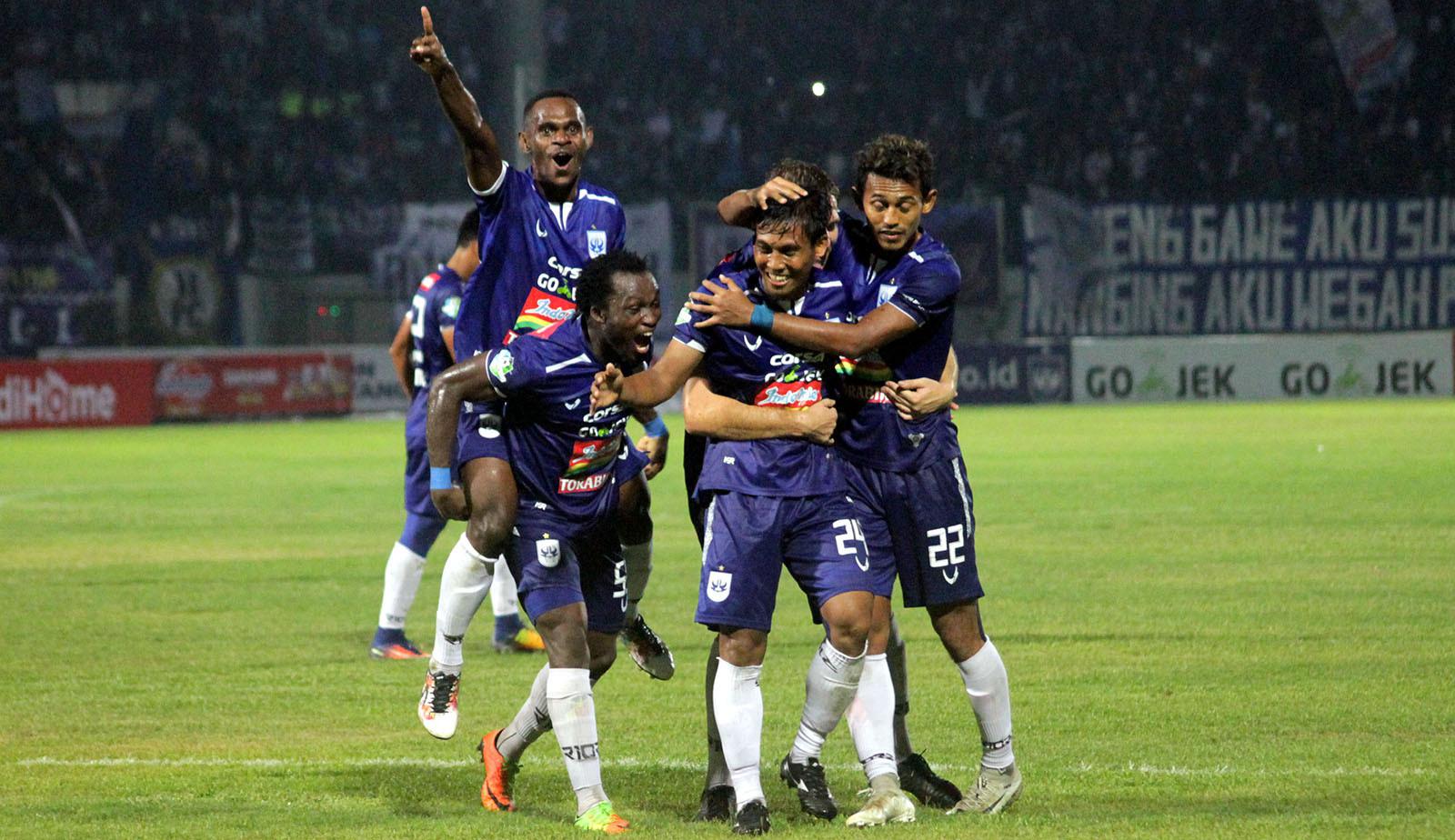 PSIS merayakan gol ke gawang Persela di Stadion Moch. Soebroto, Magelang, Senin (7/5/2018). (Bola.com/Ronald Seger Prabowo)