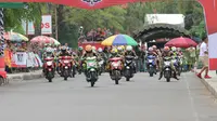 Para pembalap memacu motor mereka pada lintasan Honda Dream Cup 2019, di Sirkuit Non-permanen Banjarbaru, Kalimantan Selatan, Minggu (14/7/2019).  (FOTO / Nurfahmi Budiarto)