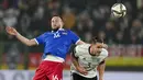 Bek timnas Liechtenstein Fabio Wolfinger berebut bola dengan bek Jerman Christian Guenter dalam Kualifikasi Piala Dunia 2022 Zona Eropa di Volskwagen Arena, Jumat (12/11/2021) dinihari WIB. Die National Mannschaft -julukan Jerman- menang 9-0 atas tamunya tersebut. (AP Photo/Michael Sohn)