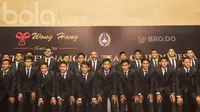 Para pemain Timnas Indonesia U-22 foto bersama menggunakan pakaian resmi mereka. Brodo Indonesia dan Wong Hang Tailor merupakan dua produk lokal yang memiliki kualitas terbaik. (Bola.com/Vitalis Yogi Trisna)