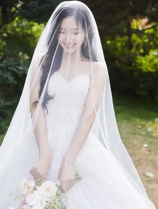 <p>Wanita kelahiran 22 September 1994 itu pun membagikan deretan potretnya dibalut busana pengantin. [@yukyung_922]</p>