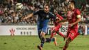 Striker Argentina, Gonzalo Higuain (kiri) menguasai bola dibayangi bek Timnas Hong Kong, Wai Ho Chan pada laga persahabatan internasional di Hong Kong Stadium, Hong Kong (14/10/2014). (AFP/Anthony Wallace)