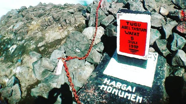Belakangan ini kisah tentang Tugu Abel Tasman yang ada di Gunung Marapi, Sumateran Barat menjadi sorotan publik setelah terjadi erupsi pada Minggu 3 Desember 2023.