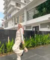 Kombinasi vest dan inner serta loose pants bikin penampilan makin modis. @putridelina.