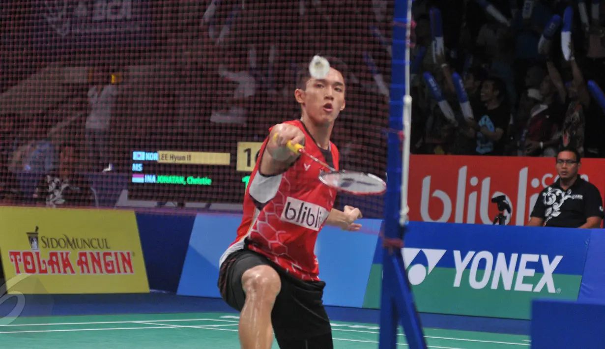 Christie Jonatan mengembalikan kok saat melawan Lee Hyun di Indonesia Open Superseries Premier 2015, Jakarta, Rabu (4/6/2015).  Christie yang baru debut di turnamen ini, berhasil masuk delapan besar usai menekuk Lee Hyun Ill (Liputan6.com/Herman Zakharia)