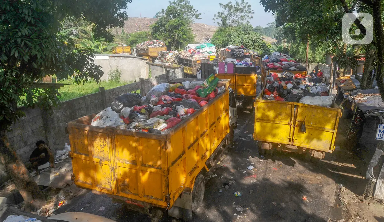 Rata-rata mereka antre antara 5 hingga 6 jam setiap harinya. (merdeka.com/Arie Basuki)