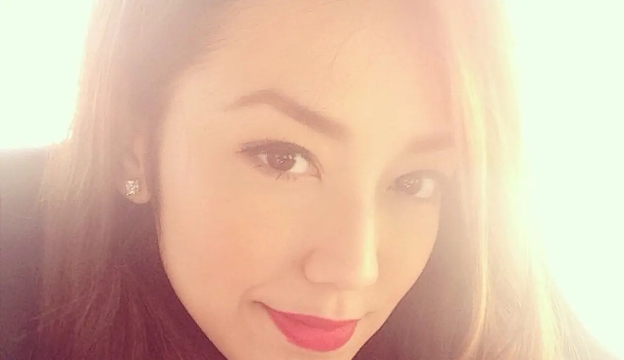 Di tahun 2014 juga tak terlihat perubahan gaya rambutnya seperti saat selfie dengan jersey sepak bola. Meski di tahun 2006, kita bisa melihat Velove berambut pixie saat bermain di sinetron Olivia yang menyamar sebagai pria (Foto: Instagram @vaelovexia)