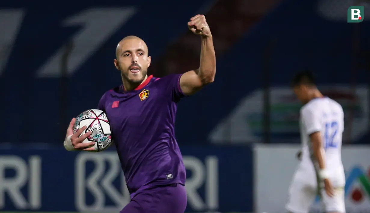 Persik akhirnya bisa mencetak gol keduanya lewat titik penalti di laga ini pada menit ke-78. Youssef Ezzejjari lagi-lagi jadi momok menakutkan bagi Arema FC. (Bola.com/Bagaskara Lazuardi)