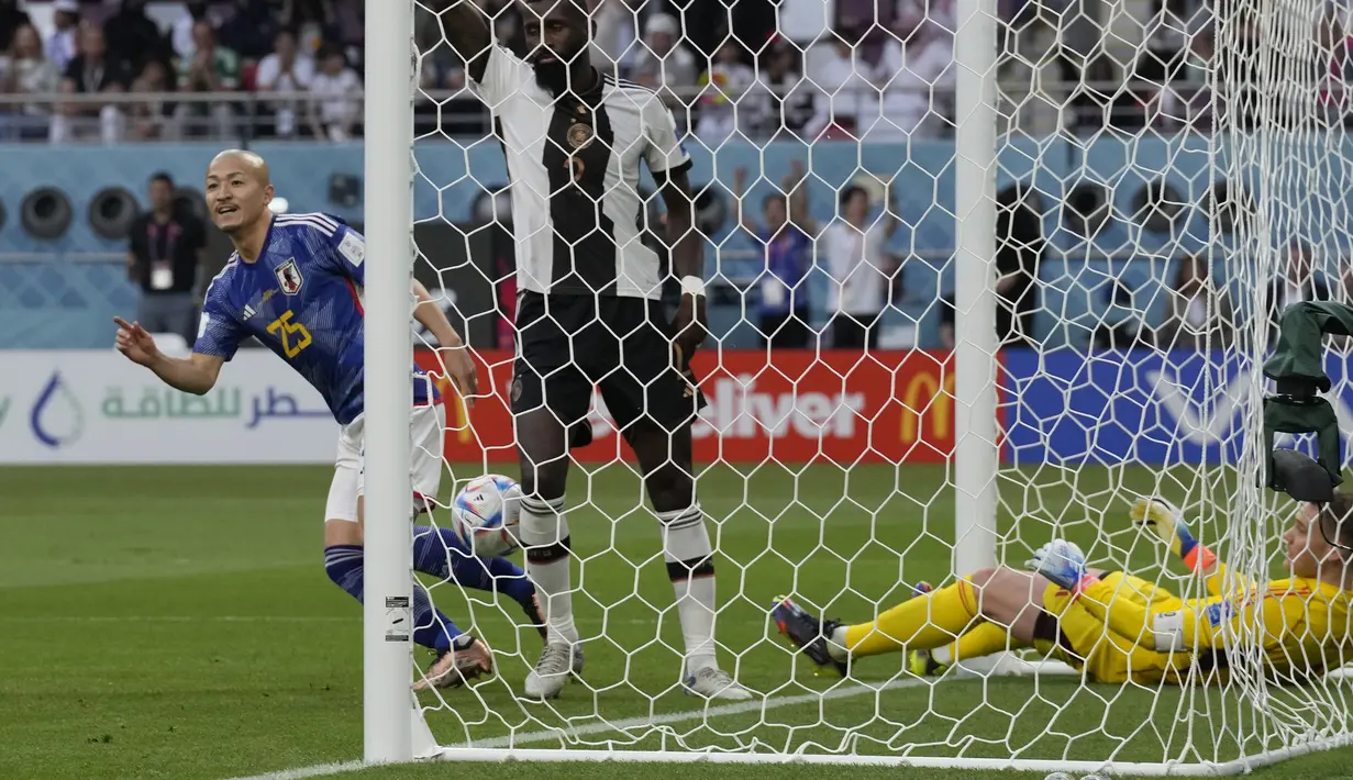 Jepang yang tertekan sejak awal pertandingan sempat membuat gol yang akhirnya dianulir pada menit ke-8. Sang pencetak gol, Daizen Maeda terlebih dahulu dianggap offside sebelum gol terjadi. (AP/Eugene Hoshiko)