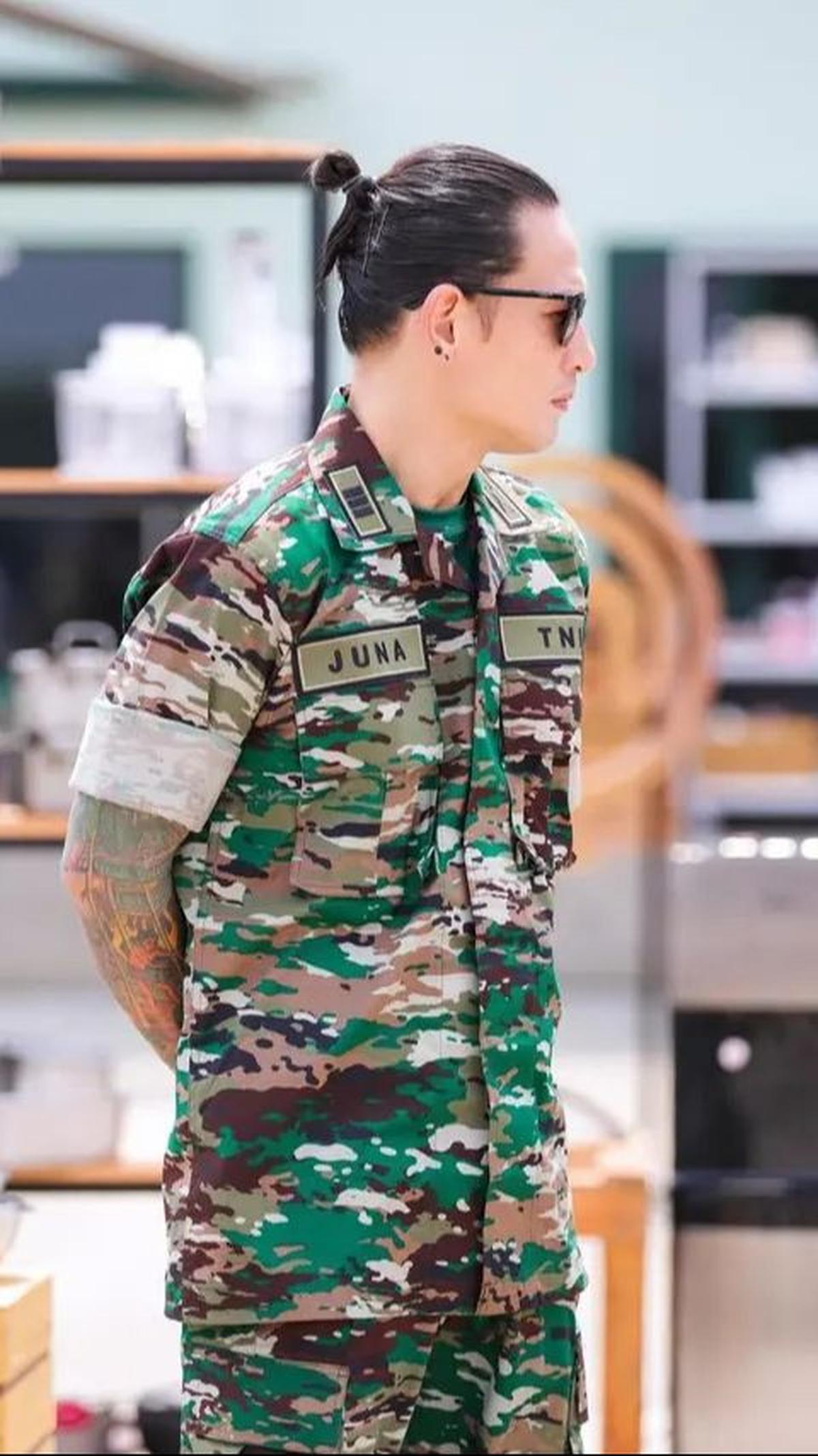 Banyak netizen yang terpesona dengan ketampanan dan tubuh Juna yang pas banget pakai seragam itu. Mereka memberikan pujian dan komentar positif di postingan Chef Juna.