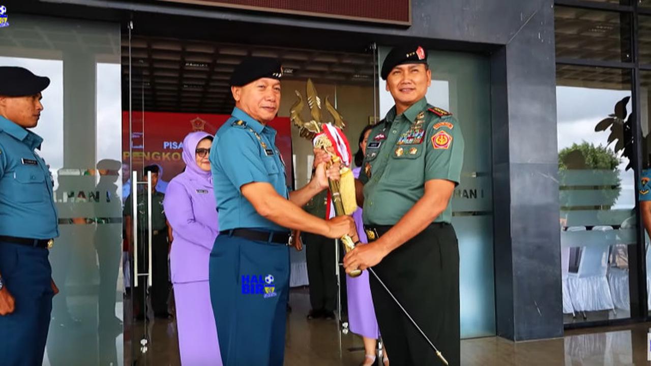 Letjen Kunto Arief Terima Trisula Kebanggan Kogabwilhan I dari Laksamana Madya TNI Rachmad Jayadi