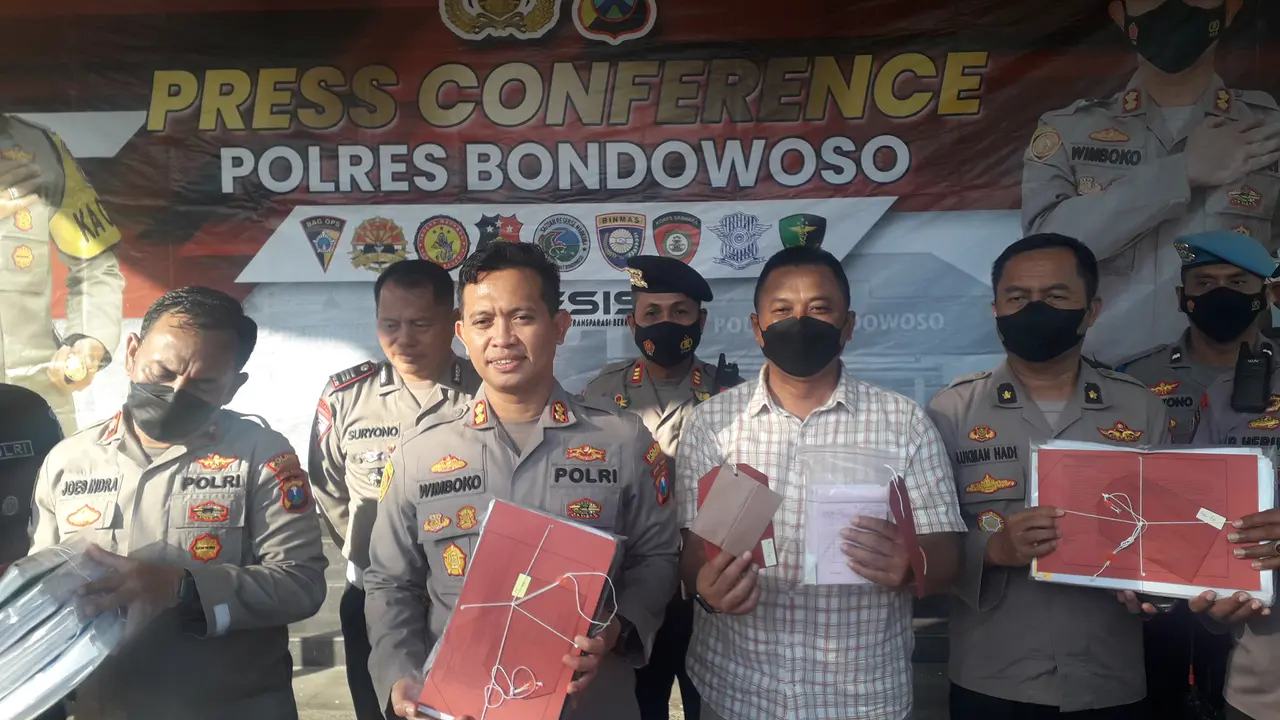 Kapolres Bondowoso AKBP Wimboko menunjukan sejumlah berkas dokumen korupsi Dana Desa  di Desa Lombok Wetan Bondowoso. (Istimewa).