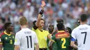 Wasit Wilmar Roldan, mengeluarkan kartu merah untuk bek Kamerun, Ernest Mabouka pada laga Grup B Piala Konfederasi 2017, di Stadion Fisht Olympic, Sochi, Minggu (25/6/2017). Jerman menang 3-1 atas Kamerun. (AP/Martin Meissner)