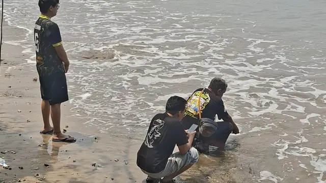 Doa Arvian dan pamannya menunggu kabar Arie Basuki yang hilang kontak di Selat Sunda