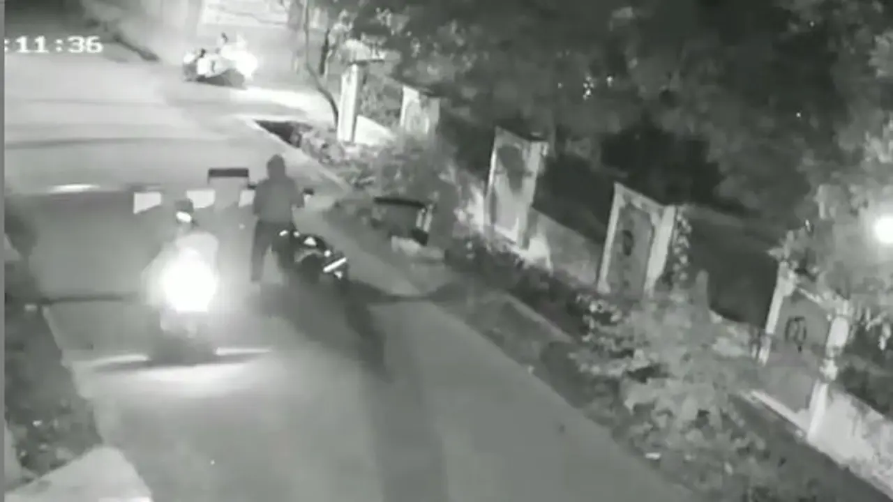 Seperti dilansir akun Instagram @fakta.jakarta, terlihat tiga orang pria mencoba melewati portal jalan. Satu motor yang digunakan merupakan hasil curian.