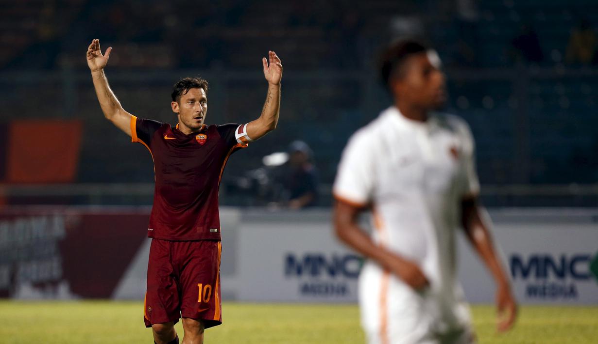 Ekspresi Francesco Totti saat bertanding di SUGBK, Jakarta. (Reuters/Darren Whiteside)