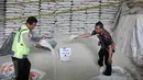 Petugas menunjukkan barang bukti beras oplosan yang diamankan penyidik di Pasar Induk Beras Cipinang, Jakarta, Jumat (7/10). Bareskrim Polri bongkar gudang mafia beras oplosan di Pasar Induk Beras Cipinang. (Liputan6.com/Yoppy Renato)