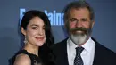 Aktor kawakan Mel Gibson menggandeng pacar mudanya, Rosalind Ross di atas karpet merah Critic's Choice Awards 2016 di California, Minggu (11/12). Pasangan beda usia 35 tahun itu tampak begitu intim dan sempurna ketika bersanding. (Mark RALSTON/AFP)