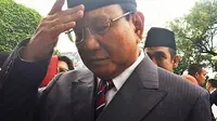 Ketua Umum Partai Gerindra, Prabowo Subianto, menghadiri pelantikan Anies Baswedan-Sandiaga Uno di Istana, Senin (16/10/2017). (Liputan6.com/Lizsa Egeham)