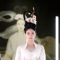 Berperan sebagai peri, Jisoo tampil memesona dibalut gaun dan jubah panjang berwarna putih. [Dok/YG Entertainment]