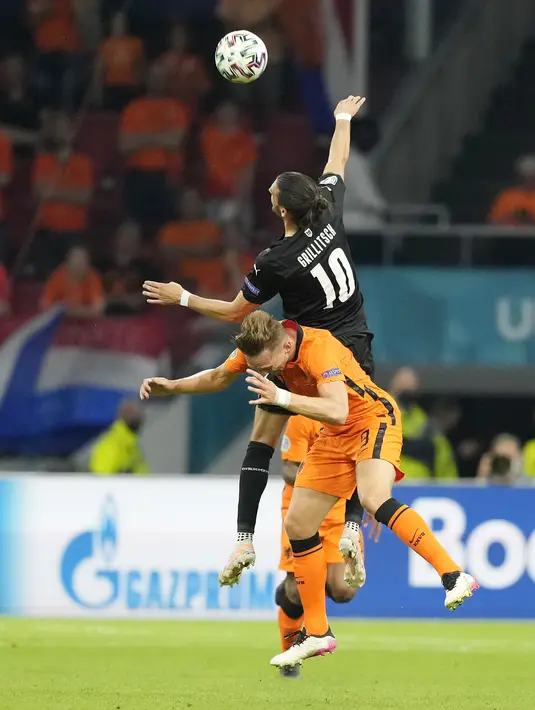 Gelandang timnas Austria, Florian Grillitsch dan penyerang Belandang, Luuk de Jong melompat saat berebut bola pada laga kedua Grup C Euro 2020 di Johan Cruijff Arena, Amsterdam, Jumat (18/6/2021) dini hari WIB. Tuan rumah Belanda berhasil mengalahkan Austria 2-0. (AP Photo/Peter Dejong, Pool)
