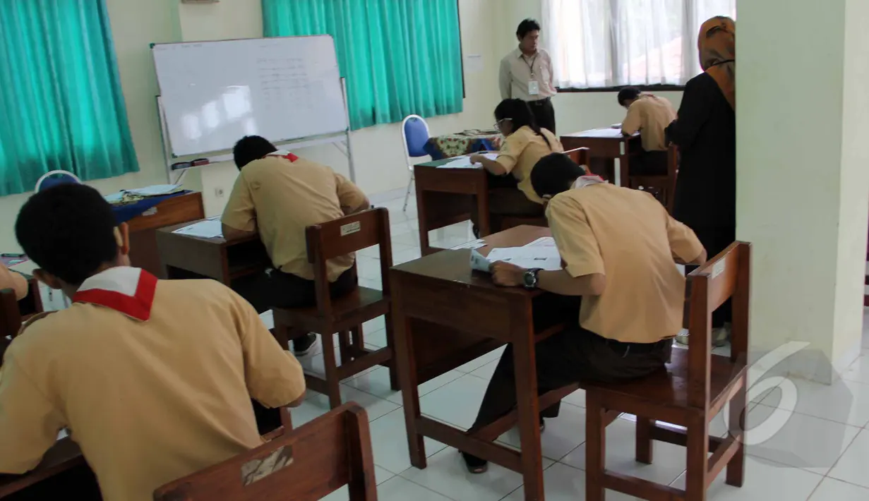 Suasana pelaksanaan Ujian Nasional (UN) secara Paper Base Test (PBT) atau manual di SMAN Luar Biasa 01 Jakarta, Rabu (15/4/2015). 10 siswa mengikuti Ujian Nasional di hari ke 3 ini. (Liputan6.com/Helmi Afandi)