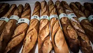 Sejumlah baguettes yang akan dinilai dalam acara Grand Prierie Baguette Paris di Paris, Prancis, Senin (17/4). Baguettes adalah roti khas Prancis yang memiliki bentuk yang unik dan khas. (AFP PHOTO / PHILIPPE LOPEZ)